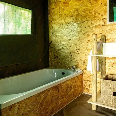 Scenic Safari Glamping With Cavado River Views Near Braga In Ventosa, Portugal Tente de luxe