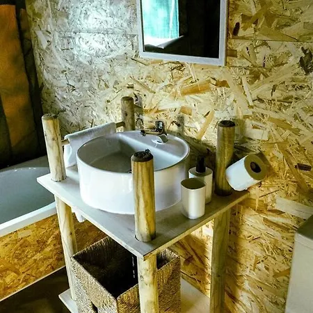 Tente de luxe Scenic Safari Glamping With Cavado River Views Near Braga In Ventosa, Portugal *