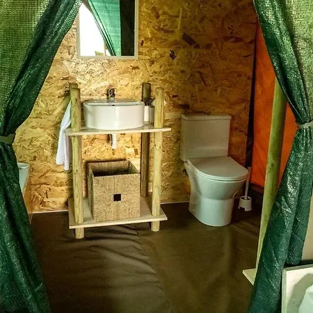 Tente de luxe Scenic Safari Glamping With Cavado River Views Near Braga In Ventosa, Portugal